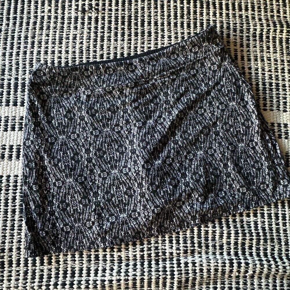 Tranquility Size Medium Black & Gray Athletic Skirt